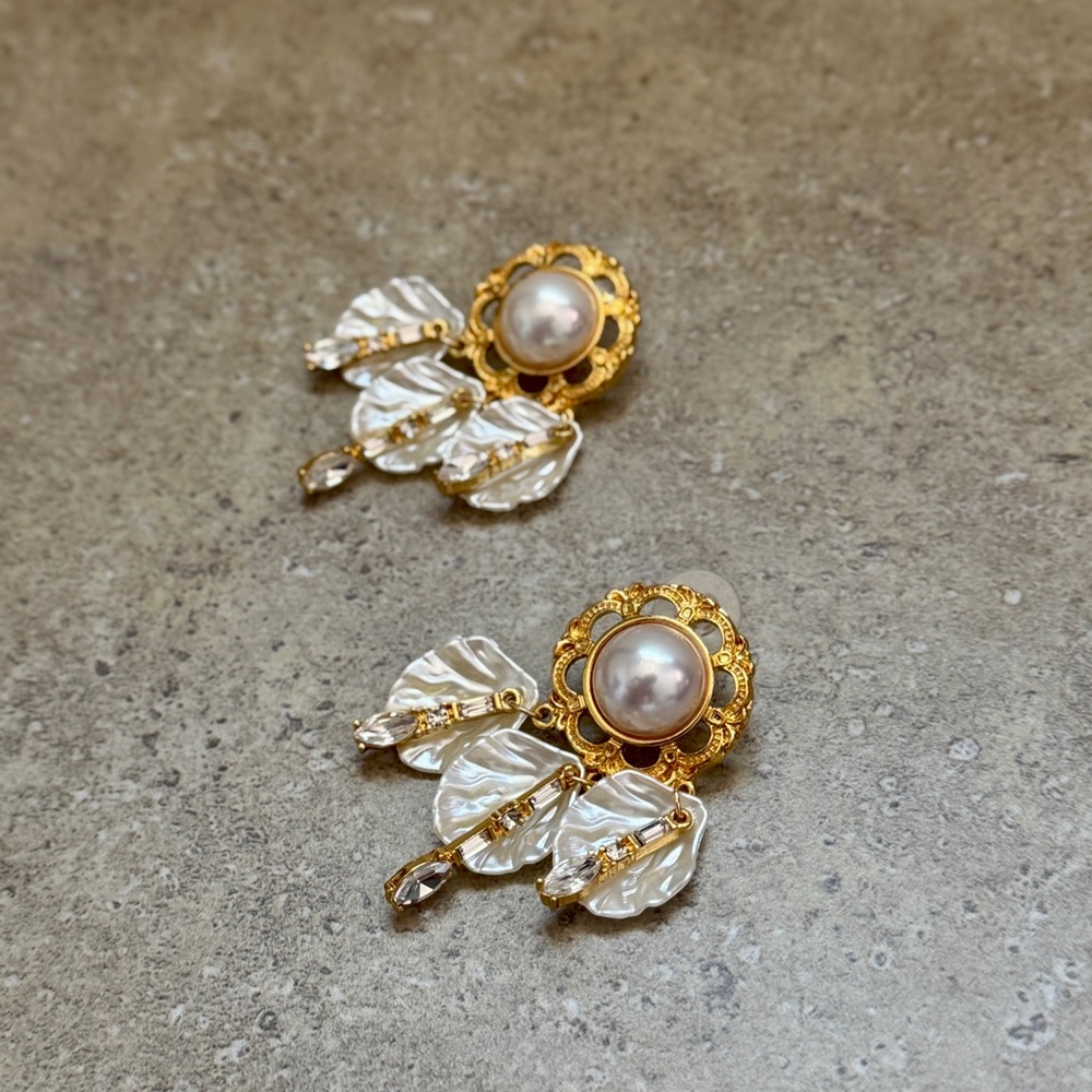 💖4/$30 NEW Elegant Gold and Pearl Drop Earrings - Picture 3 of 5